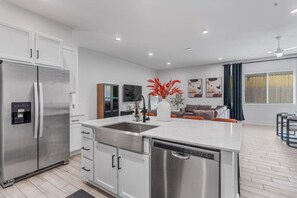 Fridge, microwave, oven, stovetop - Modern Group Stay with Comfy Beds, Big Couch & Fully Stocked Kitchen (Austin)