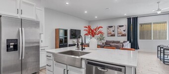 Modern Group Stay with Comfy Beds, Big Couch & Fully Stocked Kitchen