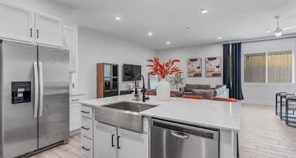 Modern Group Stay with Comfy Beds, Big Couch & Fully Stocked Kitchen