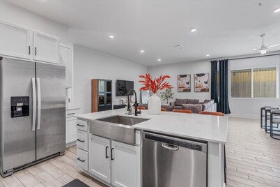 Modern Group Stay with Comfy Beds, Big Couch & Fully Stocked Kitchen