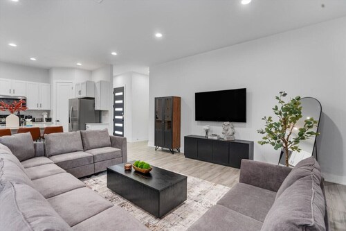 Modern Group Stay with Comfy Beds, Big Couch & Fully Stocked Kitchen