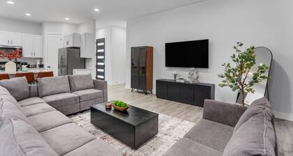 Modern Group Stay with Comfy Beds, Big Couch & Fully Stocked Kitchen