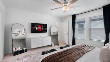 4 habitaciones, escritorio, tabla de planchar con plancha y wifi