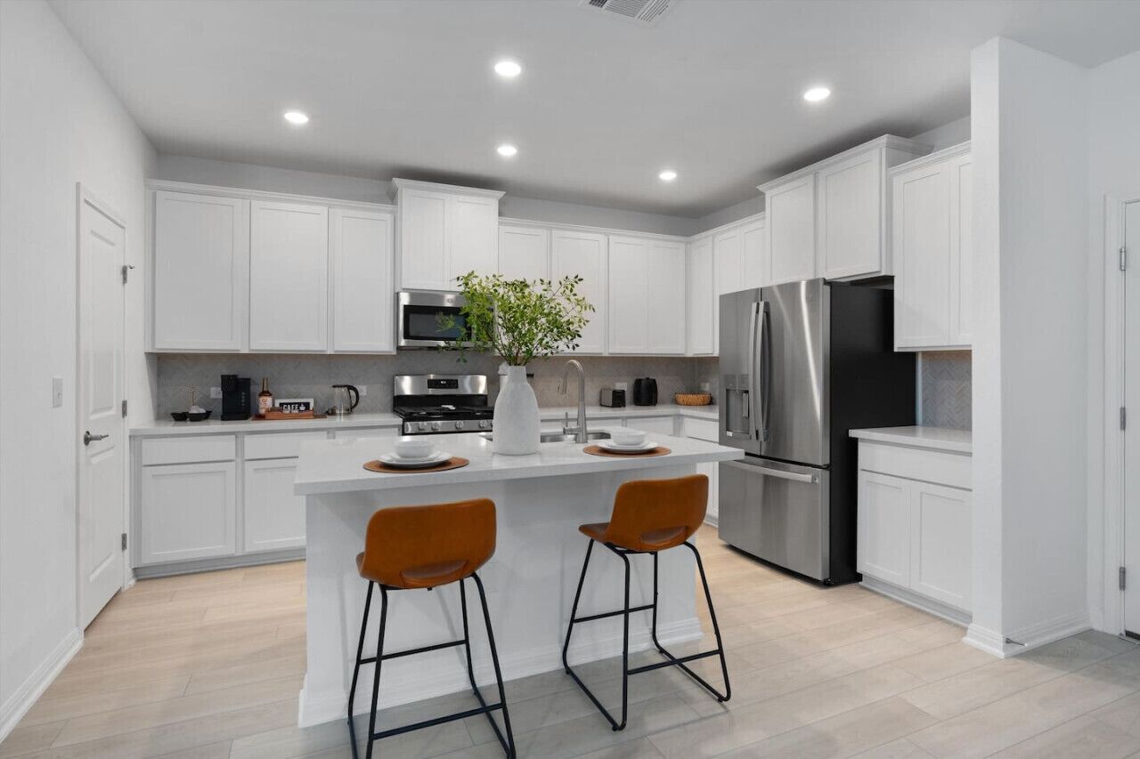 冷蔵庫、電子レンジ、オーブン、コンロ