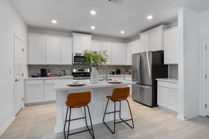 Réfrigérateur, four à micro-ondes, un four, surface de cuisson