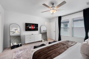 4 slaapkamers, een bureau, een strijkplank/strijkijzer, wifi