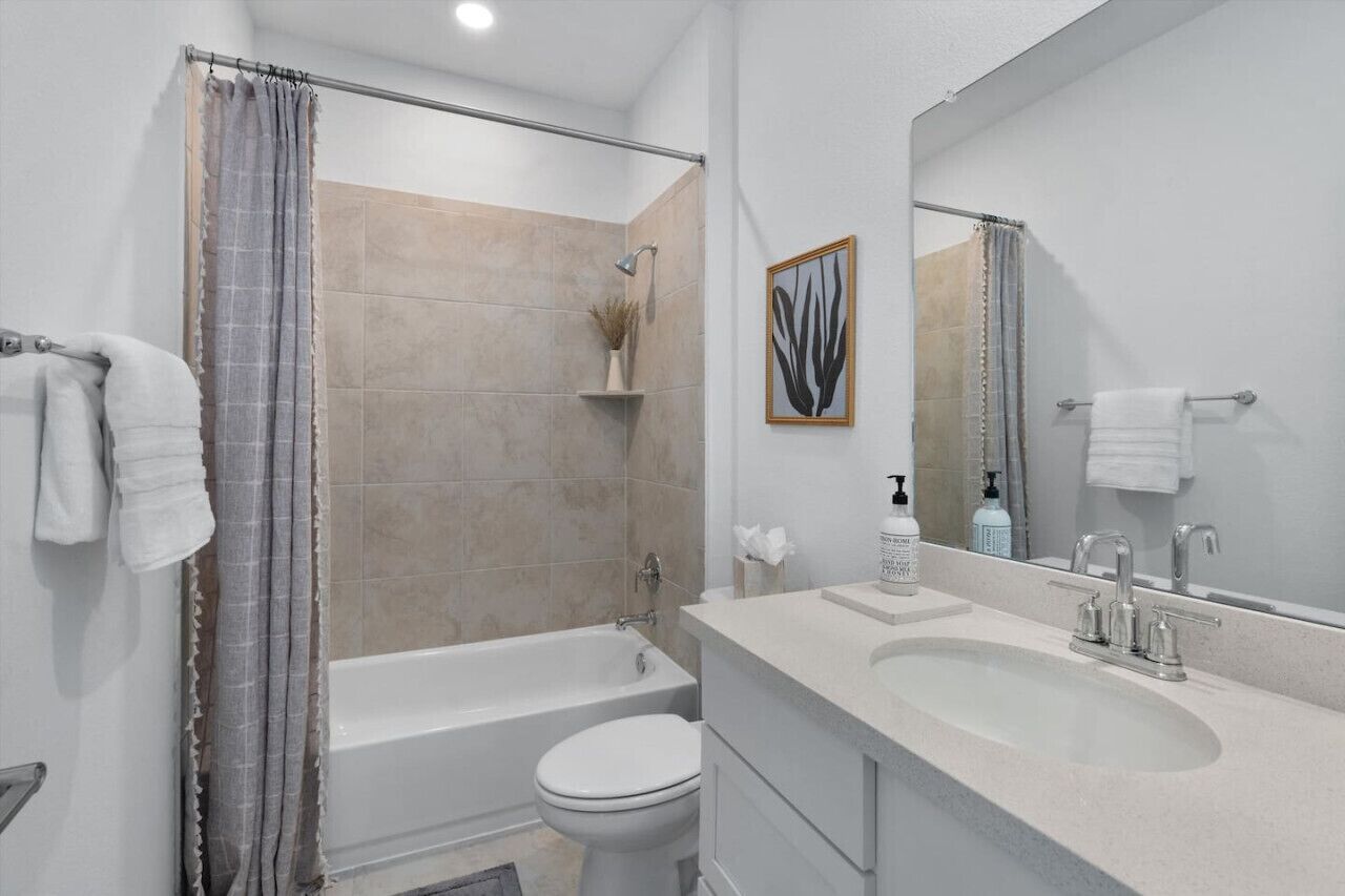 Une salle de bain moderne avec une baignoire, des toilettes et un lavabo.