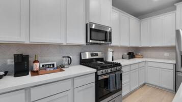 KylskÄp, mikrovÄgsugn, ugn och spishÀll