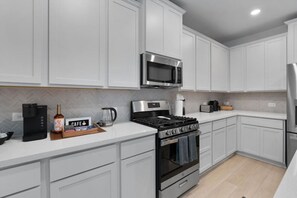 Een koelkast, een microgolfoven, een oven, een kookplaat