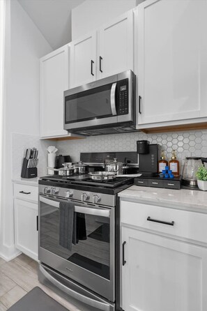 Køleskab, mikrobølgeovn, ovn, kogeplade