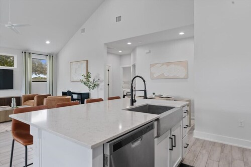 Modern Austin Townhouse with Balcony, Comfy Beds & Reserved Parking