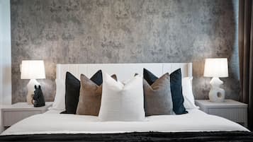 5 bedrooms, desk, iron/ironing board, WiFi