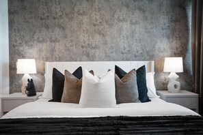 5 bedrooms, desk, iron/ironing board, WiFi - Luxury Group Retreat w/ 2 Kitchens, Backyard, Balcony + 5-Car Parking (Austin)