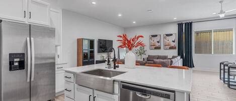 Refrigerador, microondas, horno, placa de cocina