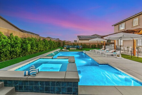 15 Bed, Glow Gameroom, Putting green, Pool & BBQ