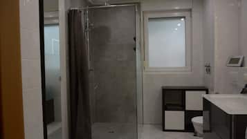 Dusche, Haartrockner, Handtücher, Seife