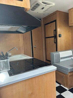 Kylskåp, mikrovågsugn, ugn och spishäll