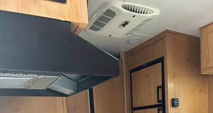 Cozy RV sleeps 4, WiFi, fitness room in wonderful Madison
