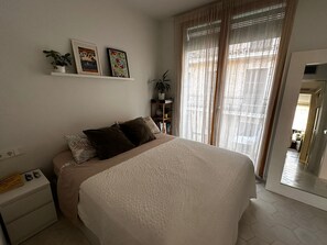1 habitación, tabla de planchar con plancha, wifi y ropa de cama 