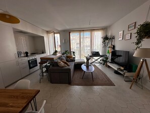 Smart TV - Modern Apartment with Large Terrace in Gracia, Barcelona (Barcelona)