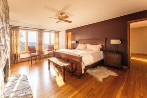 4 室のベッドルーム、デスク、アイロン / アイロン台、旅行用ベビーベッド