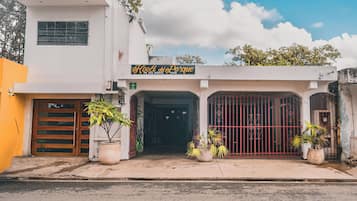 Vista frontal de la propiedad