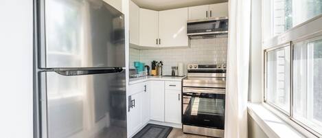 Réfrigérateur, four à micro-ondes, un four, surface de cuisson