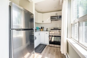 Frigorifero, microonde, forno, piano cottura