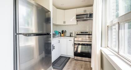 Lovely 2BR Apartment, steps to Lake Waterfront