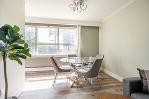 Dining - Lovely 2BR Apartment, steps to Lake Waterfront (Toronto)