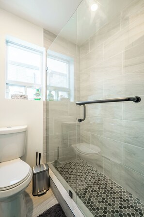 Shower, hair dryer, towels, soap - Lovely 2BR Apartment, steps to Lake Waterfront (Toronto)