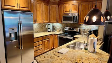 Refrigerador, microondas, horno, placa de cocina