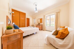 4 bedrooms, iron/ironing board, free WiFi, bed sheets
