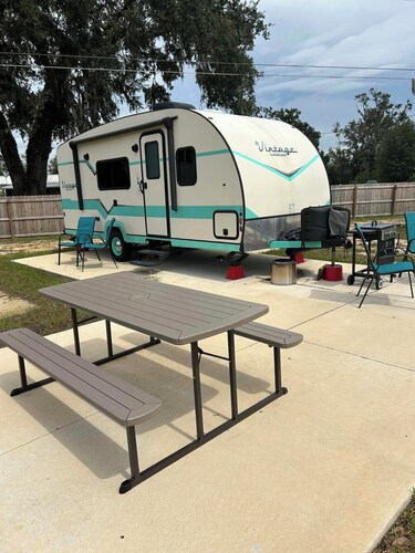 Cozy RV with 1 bedroom and WiFi, AC in fantastic Madison