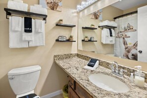 Secadora de cabello, toallas, jabón, shampoo 