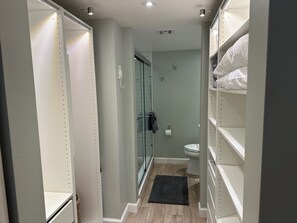 Douche, sèche-cheveux, serviettes fournies