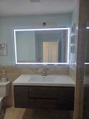 Hårtørrer, håndklæder, Sæbe, Toiletpapir