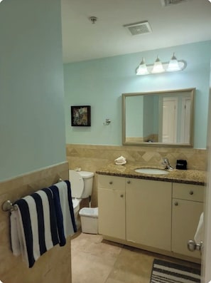 SĂšche-cheveux, serviettes fournies, savon, papier toilette