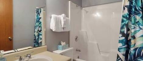 Een badkamer met een wastafel, toilet en douche.