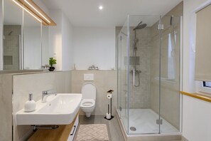 Douche, serviettes fournies, savon, papier toilette