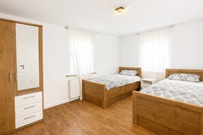 3 quartos, berço de viagem, Wi-Fi de cortesia, roupa de cama