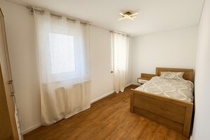3 bedrooms, travel crib, free WiFi, bed sheets