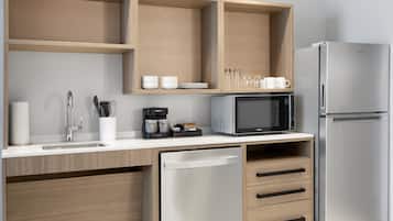 Tủ lạnh, lò vi sóng, máy rửa bát, dụng cụ nấu nướng/bát dĩa/dao nĩa