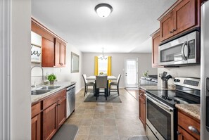 Private kitchen - Charming 3-bedroom house in peaceful Oak Grove with WiFi, AC (Oak Grove)