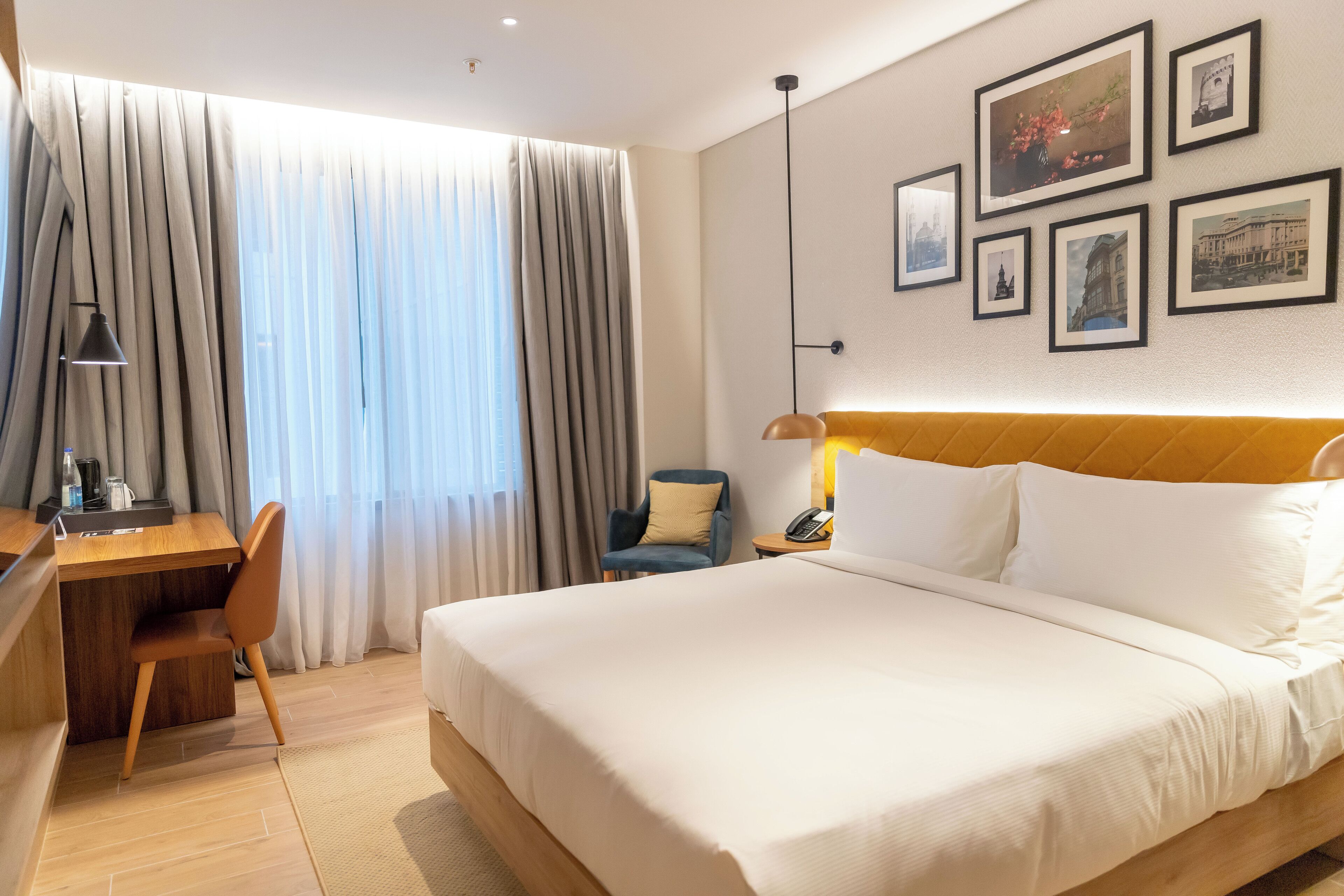 أغطية فراش متميزة وأسرّة بإسفنج يتكيف مع شكل الجسم وميني ب ار