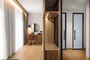 Deluxe Room with Sofa Bed and City View - High Floor | Premium bedding, memory foam beds, minibar, in-room safe