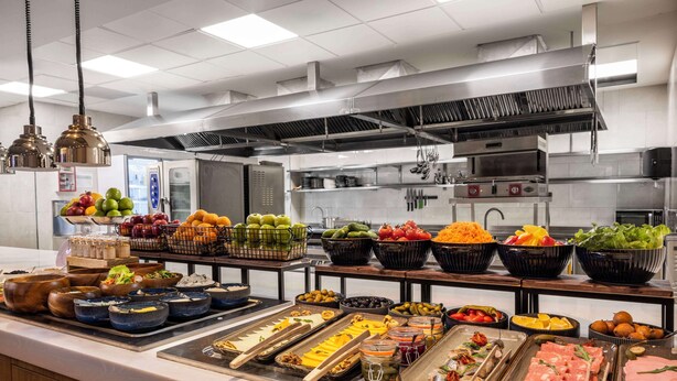 Un buffet proposant une variété de plats et d'accompagnements.