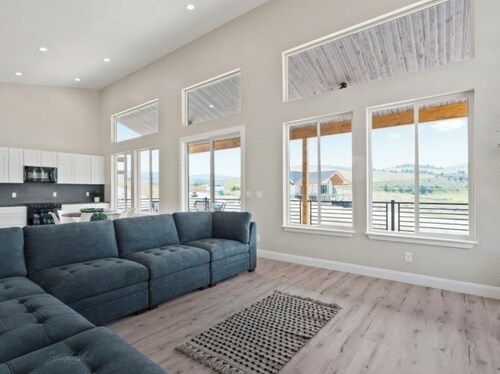 Modern 2024 build, in welcoming Lava Hot Springs. Top unit.