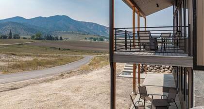 Modern 2024 build, in welcoming Lava Hot Springs. Top unit.