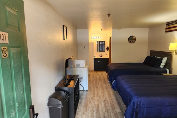Comfort Room | Living area | 40-inch Smart TV with cable channels